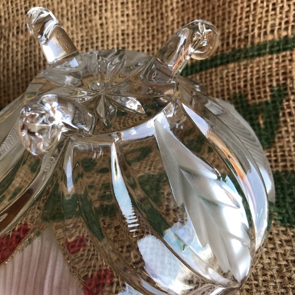 Crystal Footed Dish with Lid Frosted LEAF design - Picture 7 of 7